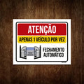 Placa Sinalização Atenção apenas 1 veículo por vez, fechamento automático